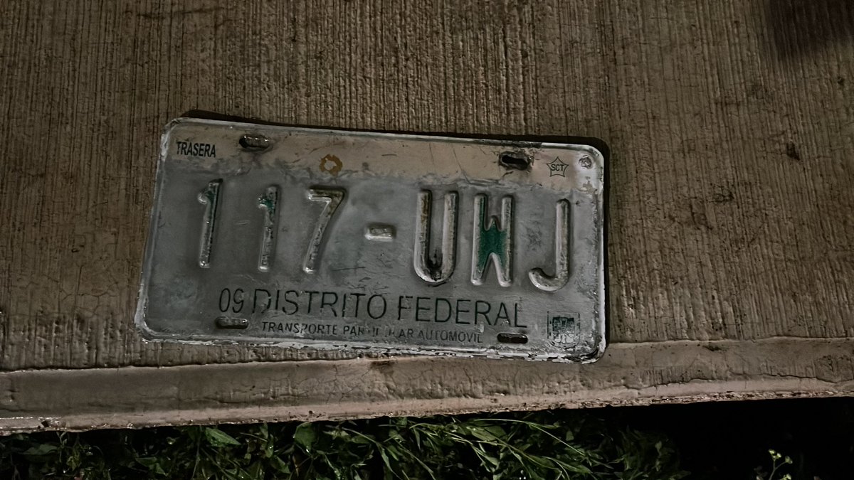 GalloakdEdson's tweet photo. Se encontró placa en la calle Miguel Bernal esquina con Laura Apodaca @Trafico_ZMG https://t.co/1DHHzDGz4W