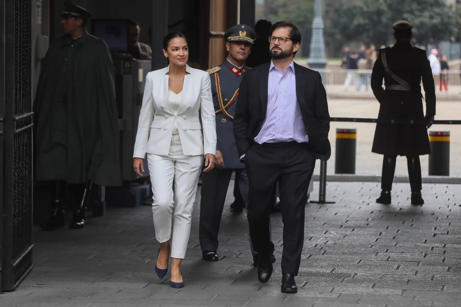 JoignantAlfredo's tweet photo. La visita de Alexandria Ocasio-Cortez (AOC) en Chile ha pasado, hasta ahora, excesivamente desapercibida (¿boycot de la prensa?): es una rock star de la izquierda, a mi me tiene atrapado por sus convicciones. Su carisma es hipnótico https://t.co/NxRkWCy8gw
