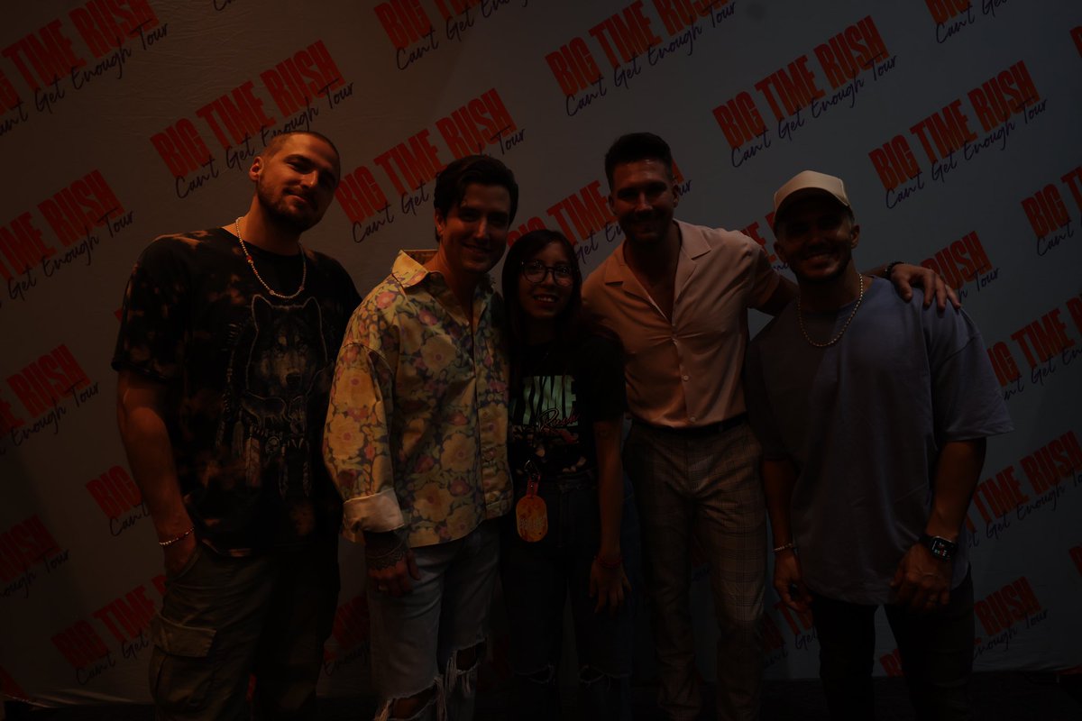 HendersonCrewww's tweet photo. Amiga no se quien seas pero vi que tu foto del M&G salió así y la edite para que tengas dos <3 #CGET #BTR #BTRMx https://t.co/CEBibuojyu