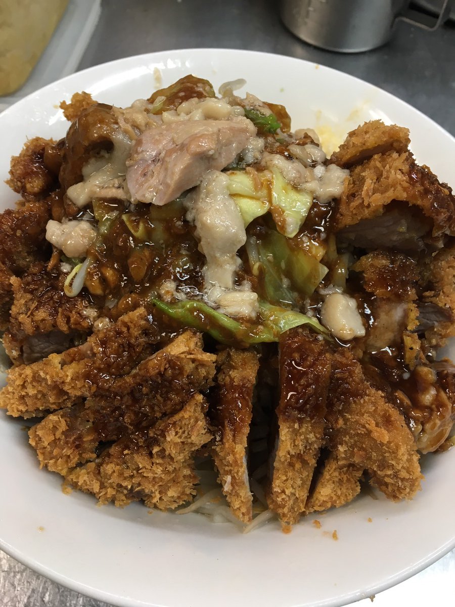 suko0928's tweet photo. とんかつJUNK。チャーシューを作る苦労に比べ、トンカツの方が儲かるんじゃないかって考えたことがあった。でもね、トンカツって本当に儲かるんだよ。チャーシューじゃ絶対にできないボリュームを出せるからね。
#とんかつJUNK
#チャーシューVsトンカツ
#ボリューム満点
#RamenWorld
#絶品トンカツ https://t.co/JOX3ejlr3E