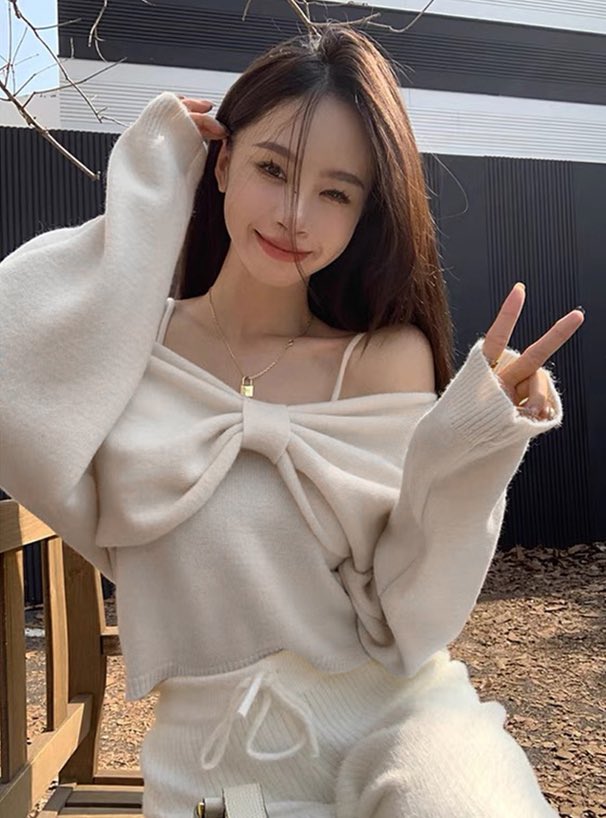 rei_feminine's tweet photo. このリボンニットも可愛くて迷い中🫠
甘すぎないからマーメイドスカート合わせたりして大人可愛く着られそう˖ ⊹

☑︎デザインニットトップス×キャミソール[an1360]

#グレイル #GRL #GRL新作 #グレイル新作 https://t.co/v8ewM2GkEW