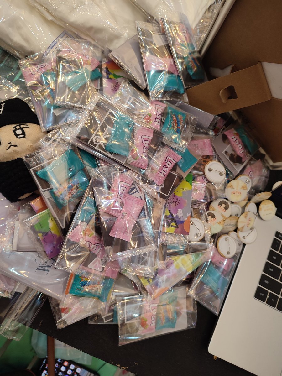 chiistressful's tweet photo. Kung sino man maka spot sakin dito, i'm giving out freebies and prizes for mini games! 🥰🩷🩵 #KVibesFestatEVER #Seventeen #CLPH https://t.co/LoxJATJDrE