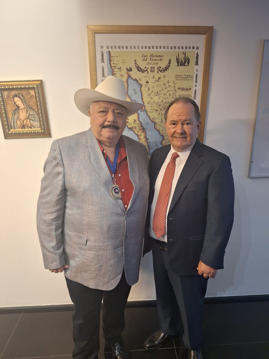 Como uno de los empresarios más importantes de América Latina, por su actividad filantrópica y visión de negocios, fue reconocido Diego Cota en el Senado de la República. La presea fue recibida de manos del Senador sonorense, Arturo Bours. #OrgulloCanirac #LosArbolitos