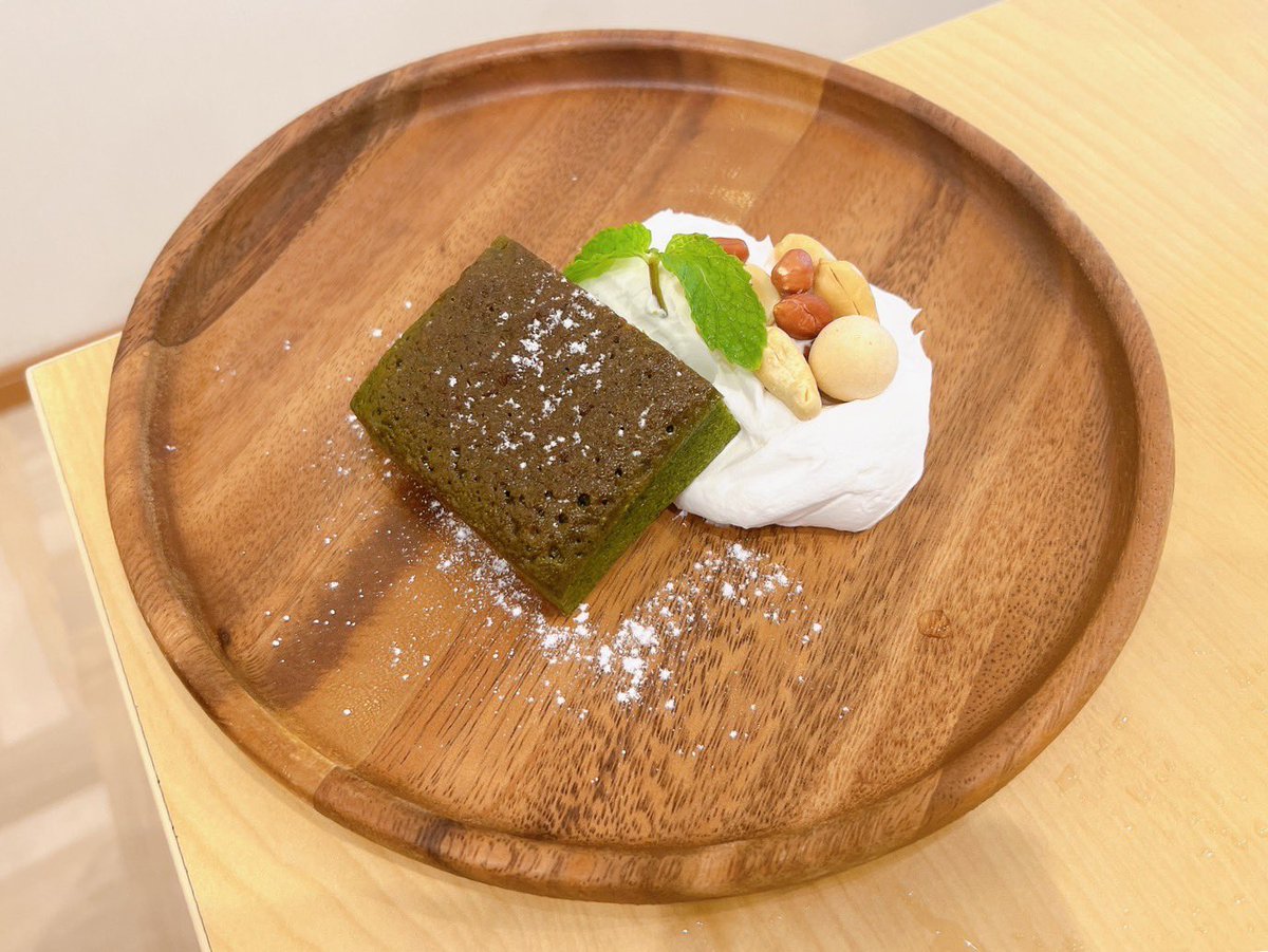 yonacafe47's tweet photo. ＼#暁のヨナカフェ メニュー🌸／

🌿千樹草ブラウニー
大阪店からの新メニュー✨
#暁のヨナ には欠かせない薬草
千樹草をモチーフに、食べやすいようにアレンジした抹茶のブラウニーです🤎💚

🍵公式サイトはこちら！
https://t.co/qk7K9d4cmx
後半期間ご予約は本日19時〜！

#暁のヨナ #ヨナカフェ https://t.co/RfG4GtWIk0