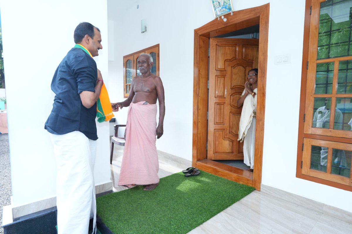 BjpKottayam's tweet photo. NDA സ്ഥാനാർഥി ശ്രീ ലിജിൻലാൽ മീനടം ഭഗവതി ക്ഷേത്രത്തിൽ നിന്നും ഇന്നത്തെ തിരഞ്ഞെടുപ്പ് പ്രചാരണം ആരംഭിച്ചു
#ModifiedPuthuppally https://t.co/svNNVnc0PJ