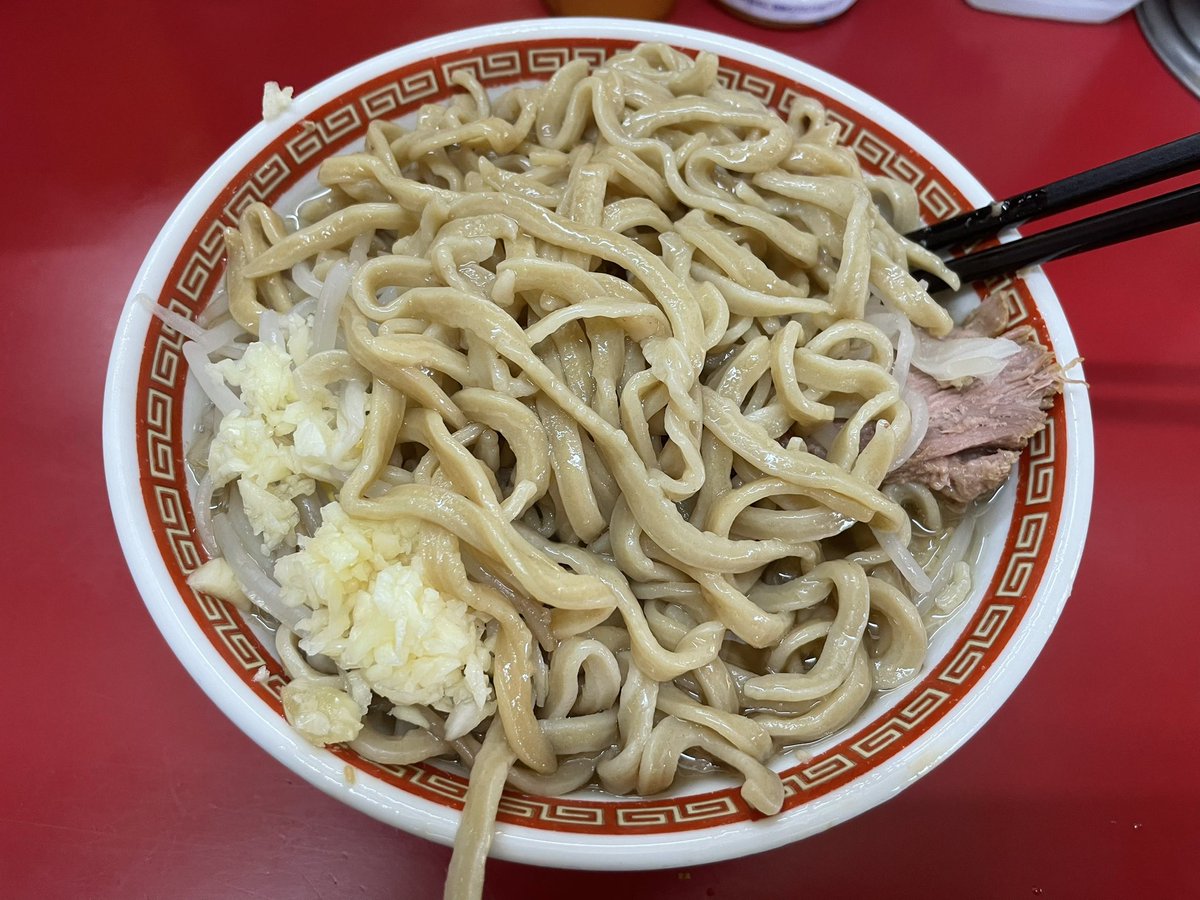 enoku03's tweet photo. 8/19土
オープン前の10:45に店前到着
11:35に着丼
小500円ヤサイ、ニンニク
今日もめっちゃ美味しかったです！

#メグジ
#ラーメン二郎
#目黒二郎 https://t.co/E90RQhTZc3