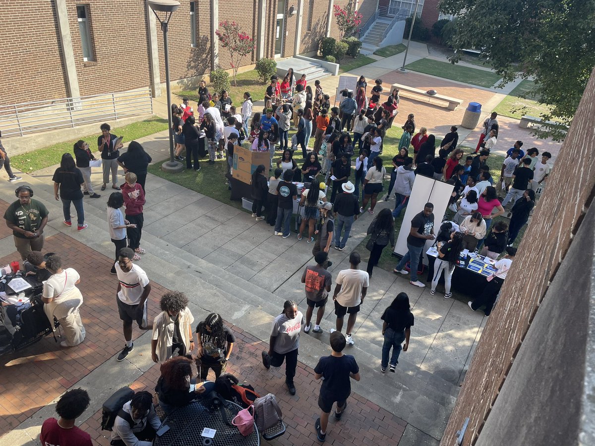 CumberlandIntl's tweet photo. Our Club Interest Meeting on the yard was a success. Our #anbassadors gained information about the various club and organizations. #involvement #students #earlycollege https://t.co/4aPSAGLoXt