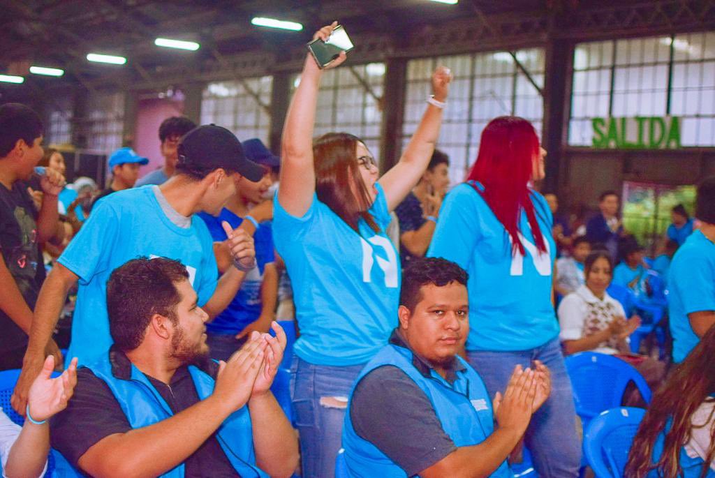 ni_juventudss's tweet photo. ¡Hoy es un día emocionante! 

Más de 600 jóvenes unidos para apoyar a nuestro presidente @nayibbukele . 💪🇸🇻 

#ModoCyan
#SomosJuventudSanSalvador https://t.co/wjvrwsjQEM
