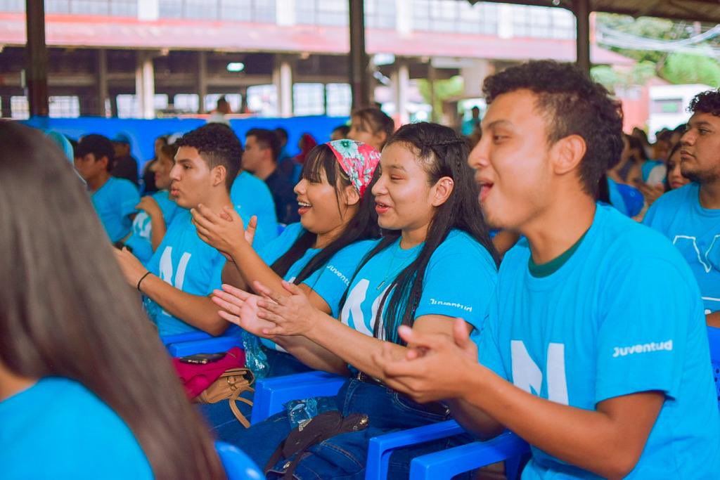 ni_juventudss's tweet photo. Este día nos reunimos la Juventud de San Salvador, representando los 19 distritos y 5 municipios. 😎🧢

#ModoCyan
#SomosJuventudSanSalvador https://t.co/ucXOFeUBjt