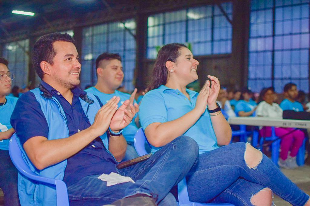 ni_juventudss's tweet photo. Este día nos reunimos la Juventud de San Salvador, representando los 19 distritos y 5 municipios. 😎🧢

#ModoCyan
#SomosJuventudSanSalvador https://t.co/ucXOFeUBjt