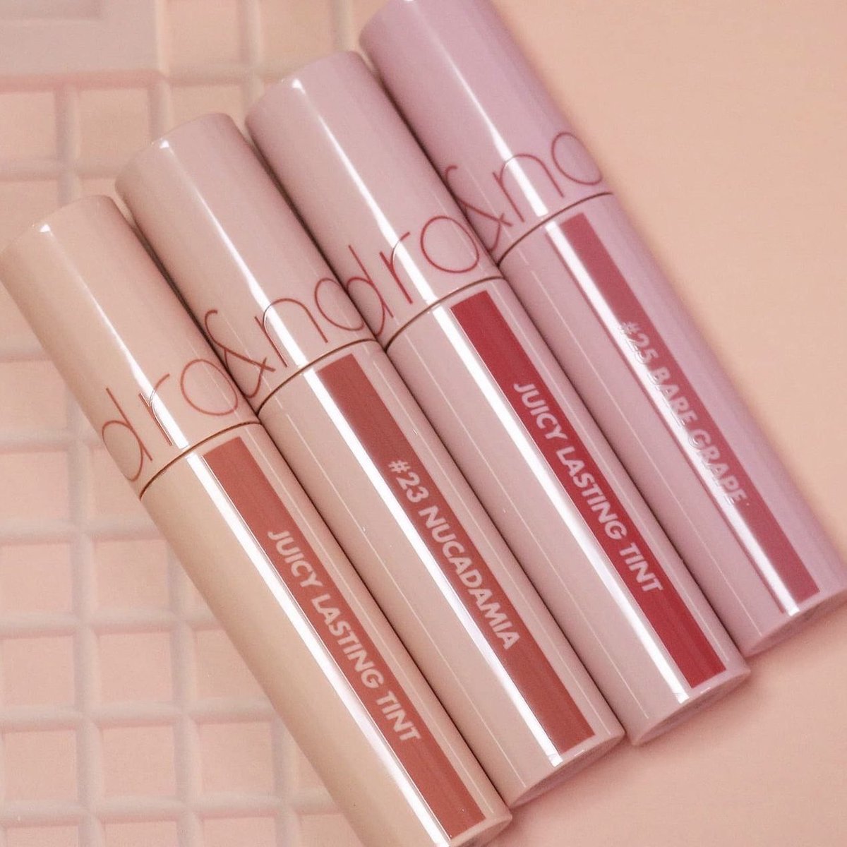 shopGrowup's tweet photo. #พร้อมส่ง Rom&amp;Nd Juicy Lasting Tint  5.5g.
รุ่นสุดฮิต แพคเกจใหม่

ลิป Rom&amp;Nd juicy lasting tint ทาแล้วปากไม่แห้ง ได้ปากฉ่ำๆ วาวๆ แต่งหน้าน้อยๆ ทาลิปนี้แท่งเดียวได้ลุคผู้หญิงสุขภาพดีมาเลย

เข้าครบทุกสี 

ราคา 259฿ https://t.co/EN0vvm1Y2I