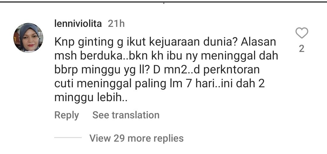 ainurohman's tweet photo. *Australian Open selesai 6 Agustus. 
*Ibu Lucia Striati meninggal 9 Agustus. 
*Ginting mengurus banyak hal pasca meninggalnya sang ibu. 
*Dr info yg aku dpt, Ginting mempertimbangkan mundur dr Kejuaraan Dunia pd 11 Agustus. 
*Pemakaman dilakukan 12 Agustus.
*Tim Indonesia berangkat 17 Agustus malam dan 18 Agustus dini hari. 

Berduka sangat dalam. Luar biasa lelah secara mental dan fisik. Tidak cukup waktu utk berlatih dan mempersiapkan diri, artinya hasilnya jelas tidak akan maksimal di Denmark.

Ibu2 ini malah menyamakan kehidupan atlet elite dunia dgn kerja kantoran. 

Memang benar, rendahnya pengetahuan bisa membuat orang begitu ngawur dalam bertindak dan begitu tak berempati dalam berkomentar.. 😔