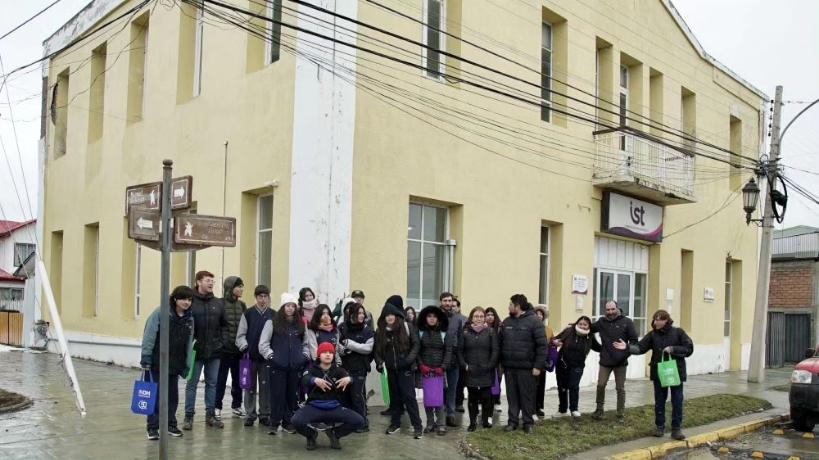 Ruta de la Memoria. Estudiantes del Liceo Luis Cruz Martínez de Puerto Natales conocieron, junto a autoridades regionales, cuatro recintos de la capital de la provincia de Última Esperanza, en los que se violaron los Derechos Humanos, durante la dictadura cívico militar.