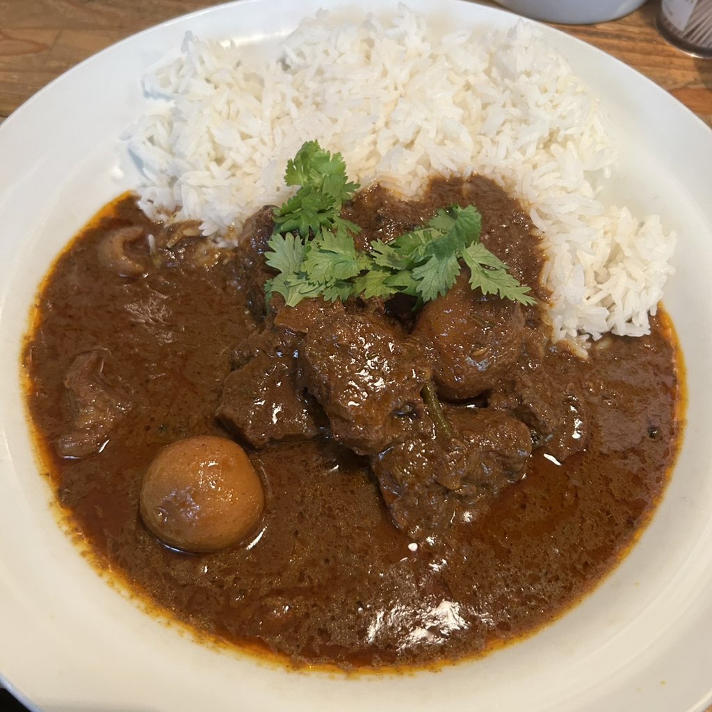 カレー食べてます。
