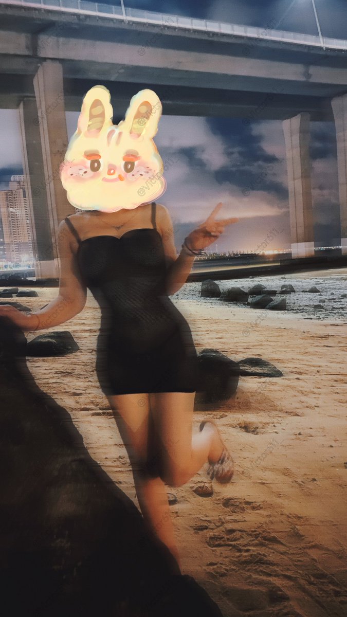 #出门遛弯 海滩偶有人经过，都不忘回头多看两眼
最近太忙了，老图更一下