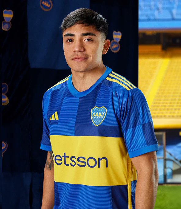A esta hora, en este mismo instante, estoy seguro que este chico estaría atendiendo una llamada sin creer quién es el que lo llama.