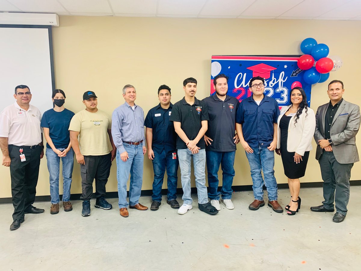 Machining students finished their Associates in 1 yr🎉 College-Employer-School District Partnership supporting students from college to high skill, in-demand careers @LSCNorthHarris @AldineISD @BlansonCTEHS  @NOVGlobal  
#workforce #college2career