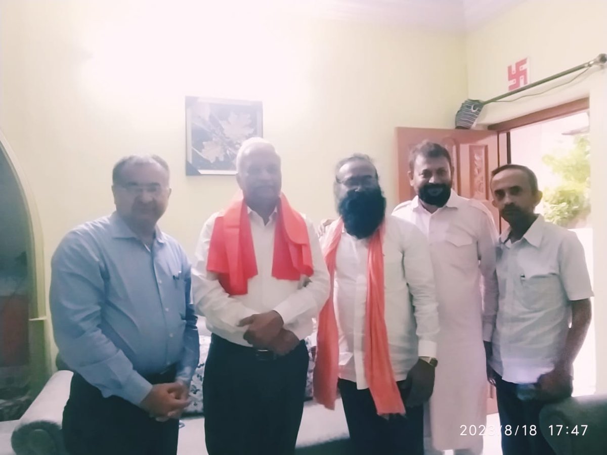 galgaliker's tweet photo. कल १८/०८/२०२३ नागपूर शहर के पूर्व पोलीस कमिशनर एवं महाराष्ट्र पोलीस के डीजी आदरणीय श्री डॉक्टर भूषण कुमार उपाध्याय जी से मुलाकात एवं उनका स्वागत करने का सौभाग्य प्राप्त हुआ । https://t.co/8th1vXaOWZ