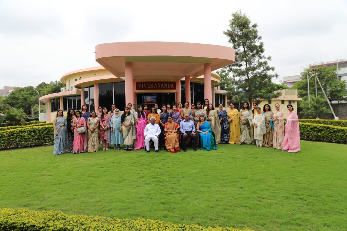 Smt Vani Prasad IAS, Principal Secretary & DG #EPTRI inaugurated the '#Self_Awareness, #Life_Skills & #Responsible_Citizenship' (SALSRC) course for the spouses of officers at College of Def Mgt #CDM_IDS under the aegis of Osmania University 

#WomenEmpowerment