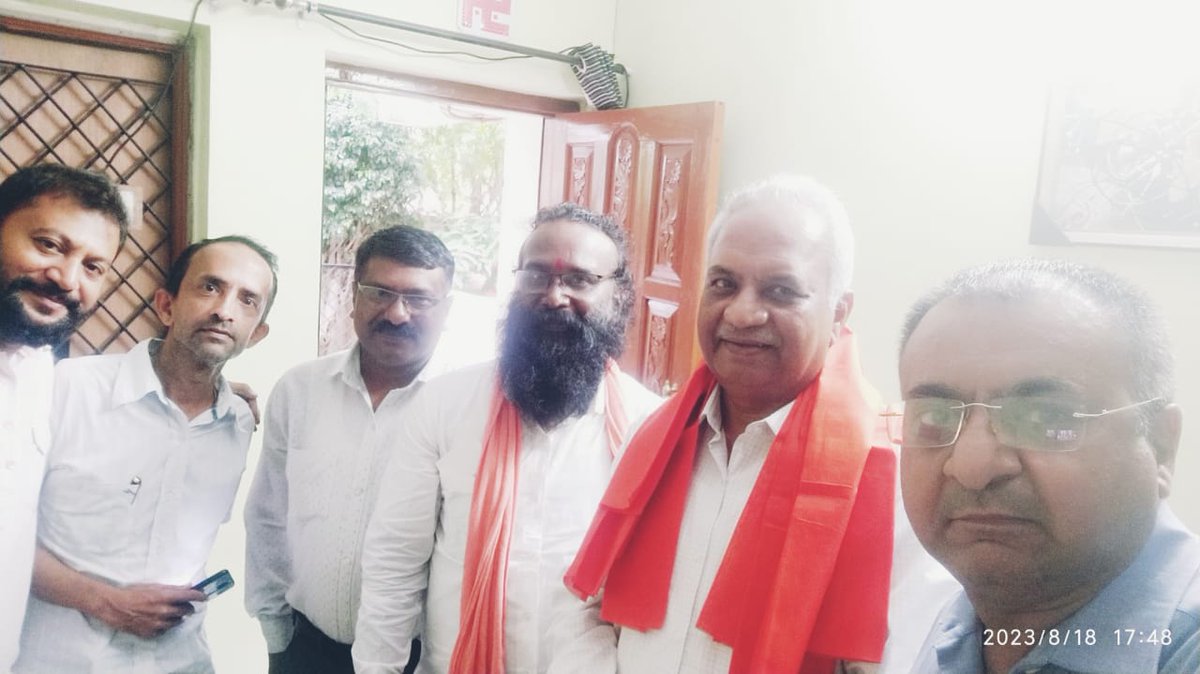 galgaliker's tweet photo. कल १८/०८/२०२३ नागपूर शहर के पूर्व पोलीस कमिशनर एवं महाराष्ट्र पोलीस के डीजी आदरणीय श्री डॉक्टर भूषण कुमार उपाध्याय जी से मुलाकात एवं उनका स्वागत करने का सौभाग्य प्राप्त हुआ । https://t.co/8th1vXaOWZ