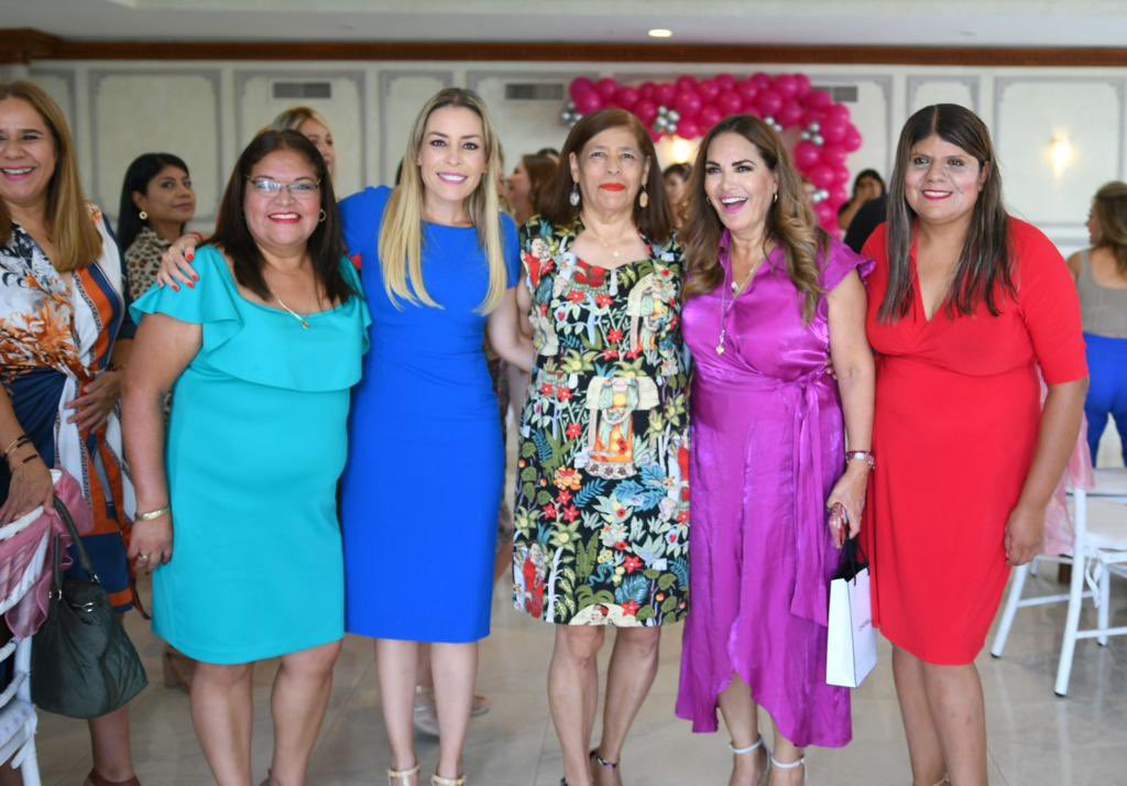 Veronica_mtz's tweet photo. Muy contenta de acompañar a mi amiga Flor Rentería en el pre festejo de su cumpleaños. 

Deseo que tengas una nueva vuelta al sol llena de bendiciones. 

Muchas felicidades!! 🎂🥳 https://t.co/sGr5XBlUyn