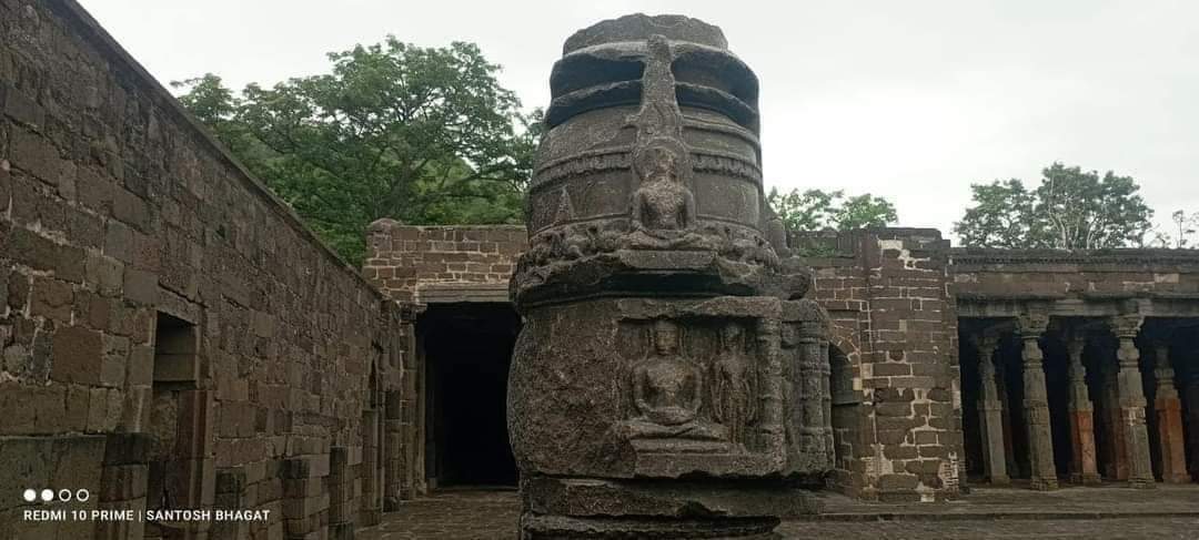 SubhasiniMaurya's tweet photo. देवगिरि का किला जिसे बाद में दौलताबाद का किला कहा गया है , वहाँ ईसा से कोई सौ साल पहले बौद्ध मठ था , एलोरा की गुफाएँ पास में ही हैं , देवगिरि में जो देव है, वह बुद्ध का सूचक है। https://t.co/PTw02O7YLQ