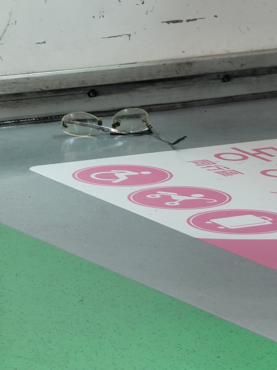 다들 서울 다닐때 조심하세요
방금전에 합정역에서
중년 남성이 난동부리다가
체포됐네요