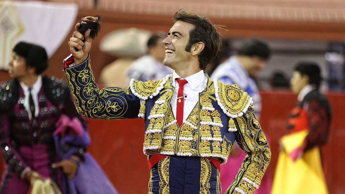 Una oreja con el segundo toro

#MacíasEnSaLuisPotosí🇲🇽
#ArturoMacías #VivirEnTorero #LaPasiónLoEsTodo