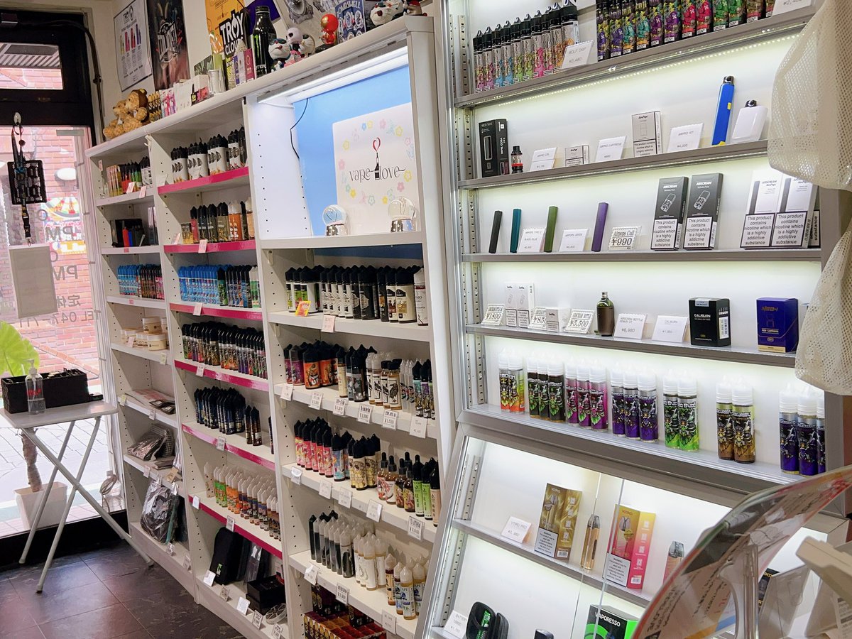 vapelove55's tweet photo. こんにちは、VAPELOVEです🙇‍♂️

今回は店頭限定になりますが
19日から27日までセールやってます❗️

ほとんどの商品が20%〜30%OFFになります✨✨

12:00〜18:00の営業になります。
お時間のある際にぜひお越し下さい🙏
#VAPE #VAPELOVE https://t.co/YJIFA0hrua