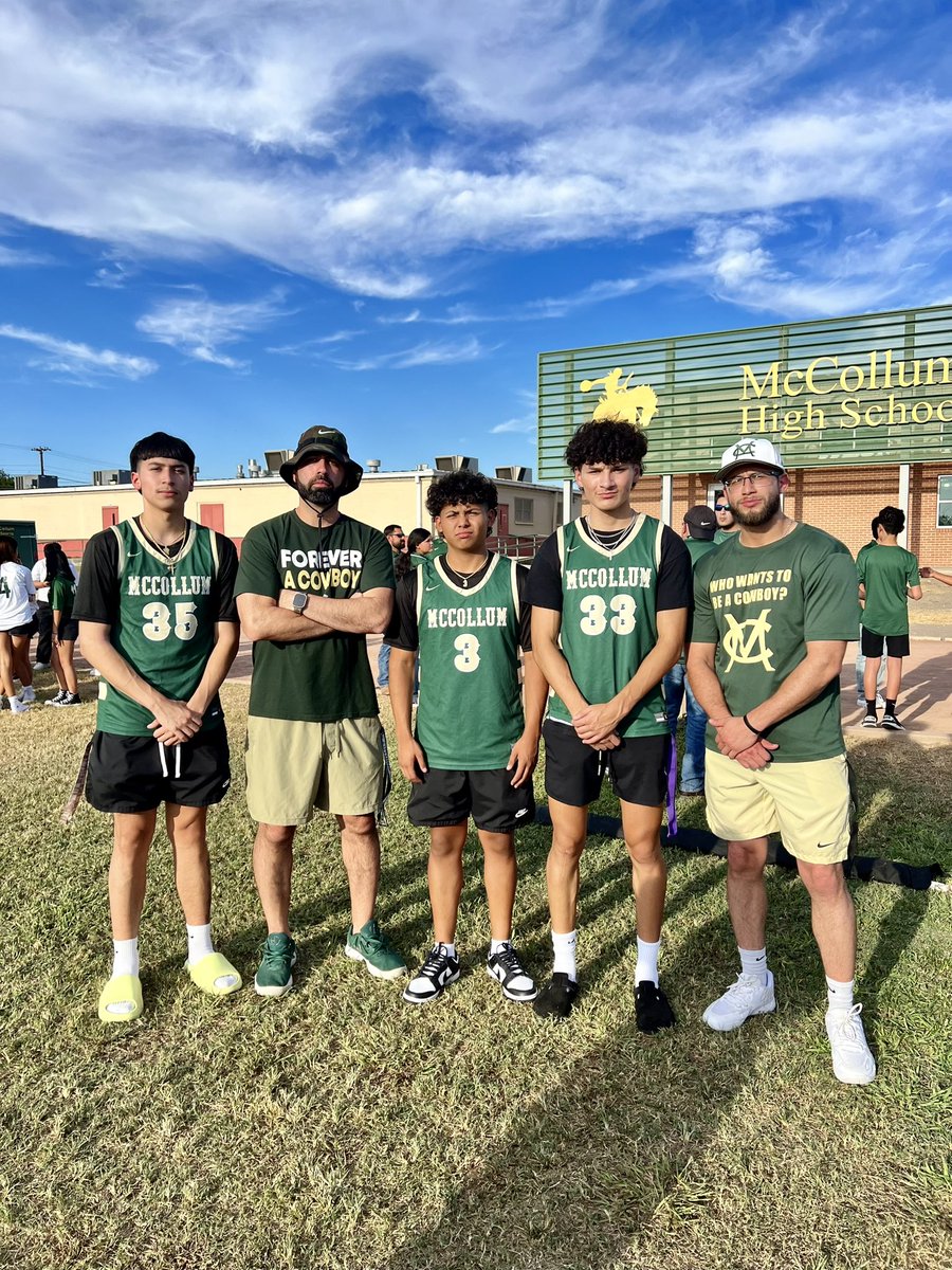jeremiahz03_'s tweet photo. Family ties🤞🏽💚 @McCollumHoops https://t.co/QIWs0JVIop