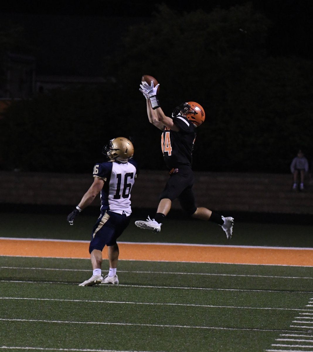 XLSarge's tweet image. Incredible start to ⁦@IHSAA1⁩ football with a down to the wire nail biter between cross county rivals ⁦@LPSlicersFB⁩ and ⁦@NewPrairieFB⁩. Folks… high school football does not get any better than this!!