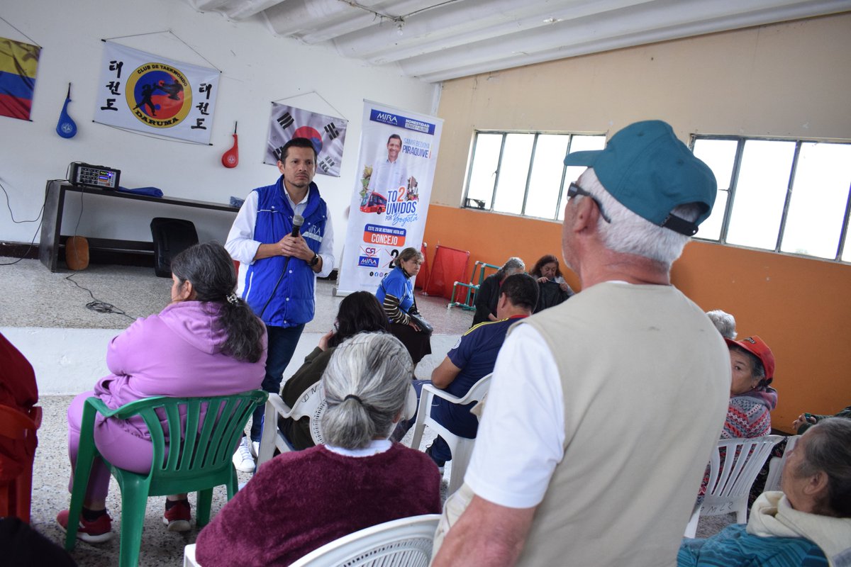 SamirBedoya's tweet photo. ¡Escuchar y dialogar con la comunidad es esencial para comprender nuestra ciudad! 

El recorrido con @irmalherrera y nuestros candidatos a la JAL por #CiudadBolívar es el punto de partida para construir propuestas en cada localidad.

#Seguimos #TodosUnidosPorBogotá https://t.co/CeUYKeWHKO