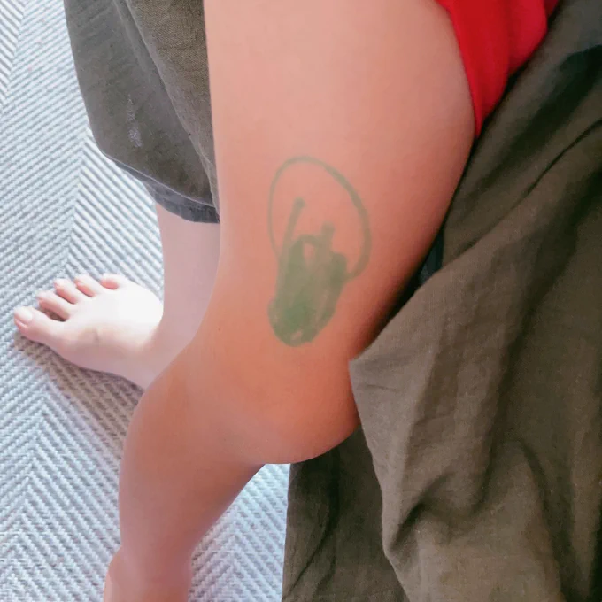 息子、大好きが止まらなくて足にママの顔を書いてしまう 
