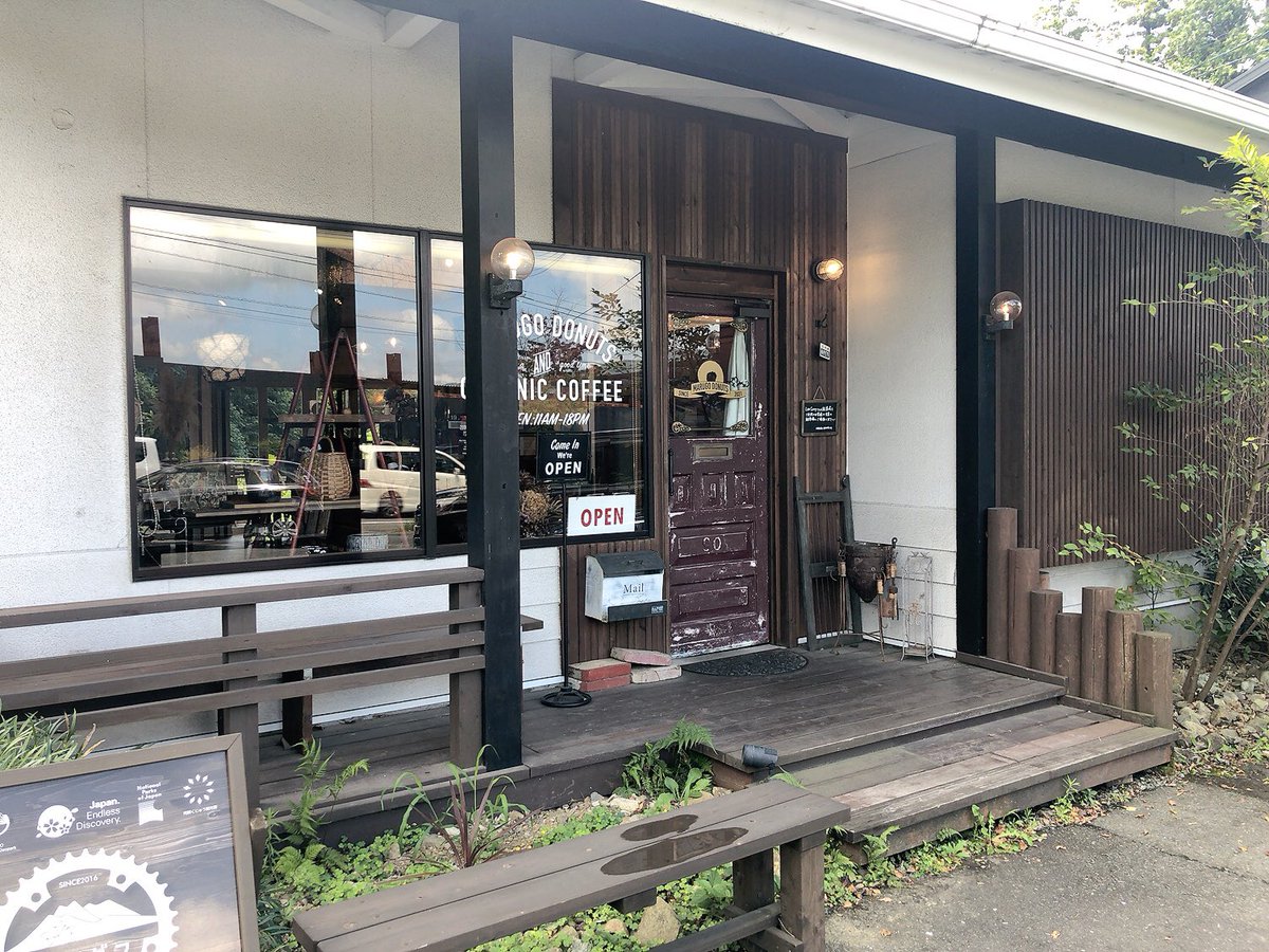 matumoto0129's tweet photo. 今日は少しだけ阿蘇んできました！
阿蘇市のマルゴードーナツでお土産調達後、cafe TORQUEさんにてスモークチキンサンドをいただきました🤤
帰ってドーナツも美味しくいただきました🤤
#MARUGODonuts
#cafeTORQUE https://t.co/BMoZH1NgBN