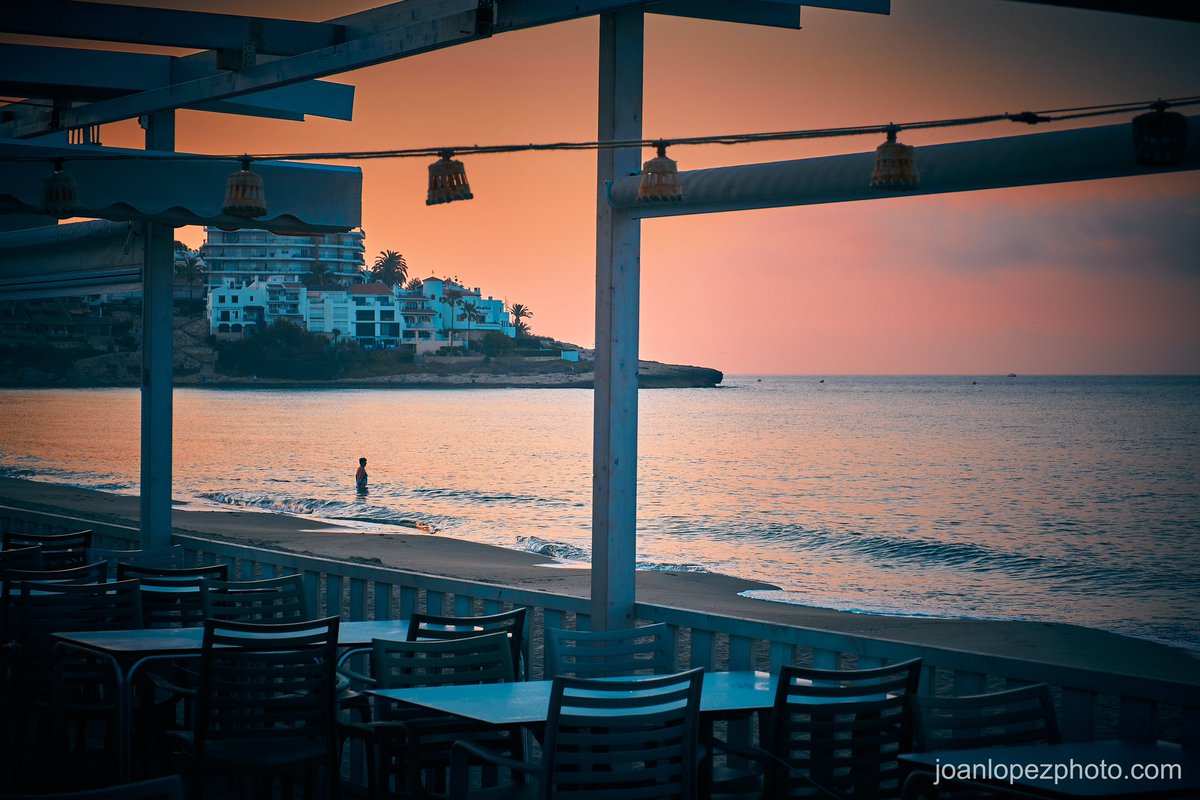 joanlopezphoto's tweet photo. #Sea #bath at #dawn
πΈ Fujifilm X-T4
π· Fujinon XF 16-55mm F2.8 R LM WR
βοΈ Distance 55.0 mm - ISO 160 - f/8.0 - Shutter 1/125
#altafulla #beach #sand #seascape #seaside #rocks #silhouette #bather #sunrise #seashore #waves #mediterranean #landscape #landscapephotography #horizon #storytelling #chairs #tables #restaurant #photographer #photography #captureonepro #fujifilm #fujifilmxseries #fujifilmxt4 #xt4 #fujixt4