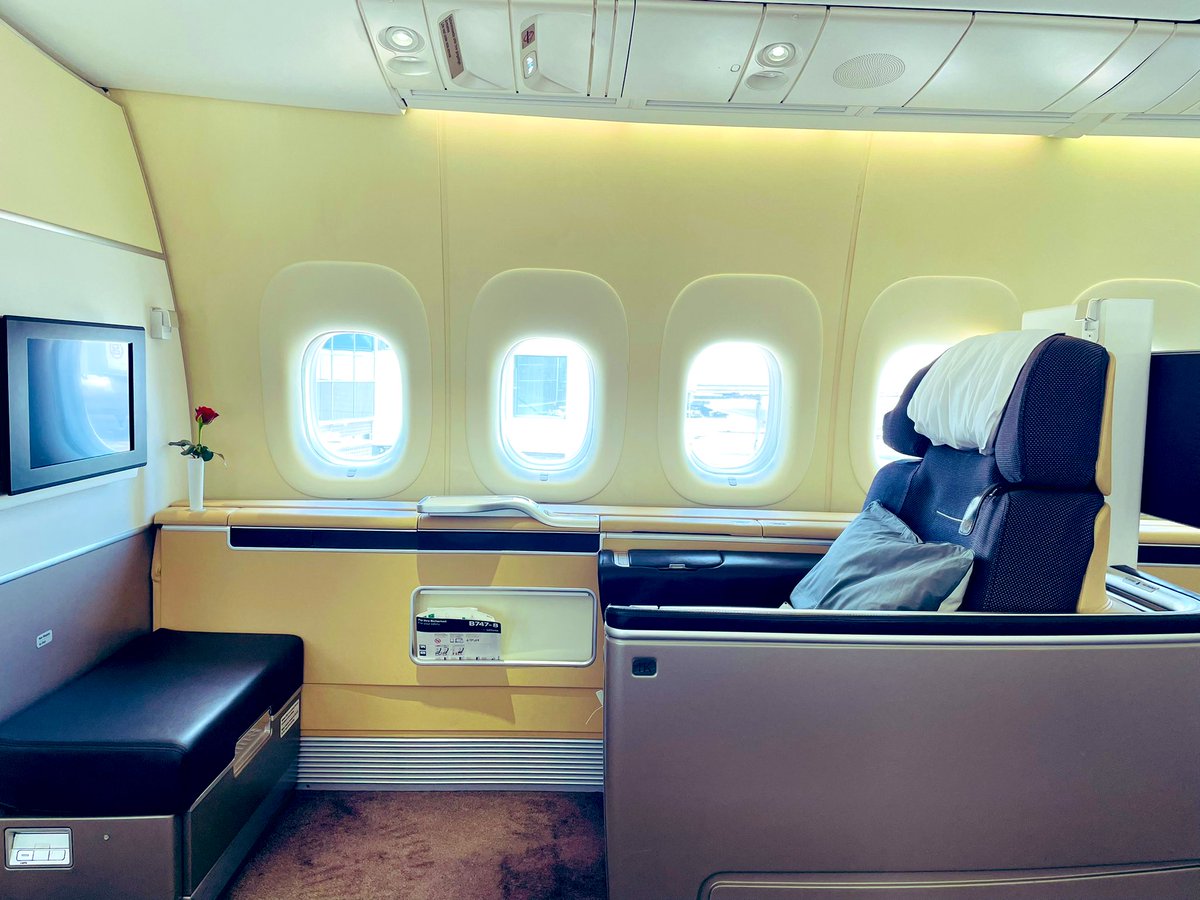 mrityoh's tweet photo. 🚨 Miles redemption for value as well as a great experience! 🔥 🔥
First-Class Cabin/Boeing 747-8/Lufthansa/United Mileageplus/FRA-BLR
#PerosnalisedExperience
#FirstClassCabin
#BucketList
#ShowOff
#ccgeek #avgeek #milesredemption https://t.co/y7CFNSKvqP