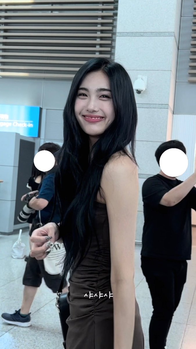 aishasha0721's tweet photo. 230819 ICN 출국

공주님~👑

#에버글로우 #EVERGLOW #아샤 #AISHA https://t.co/rYVlKalOli