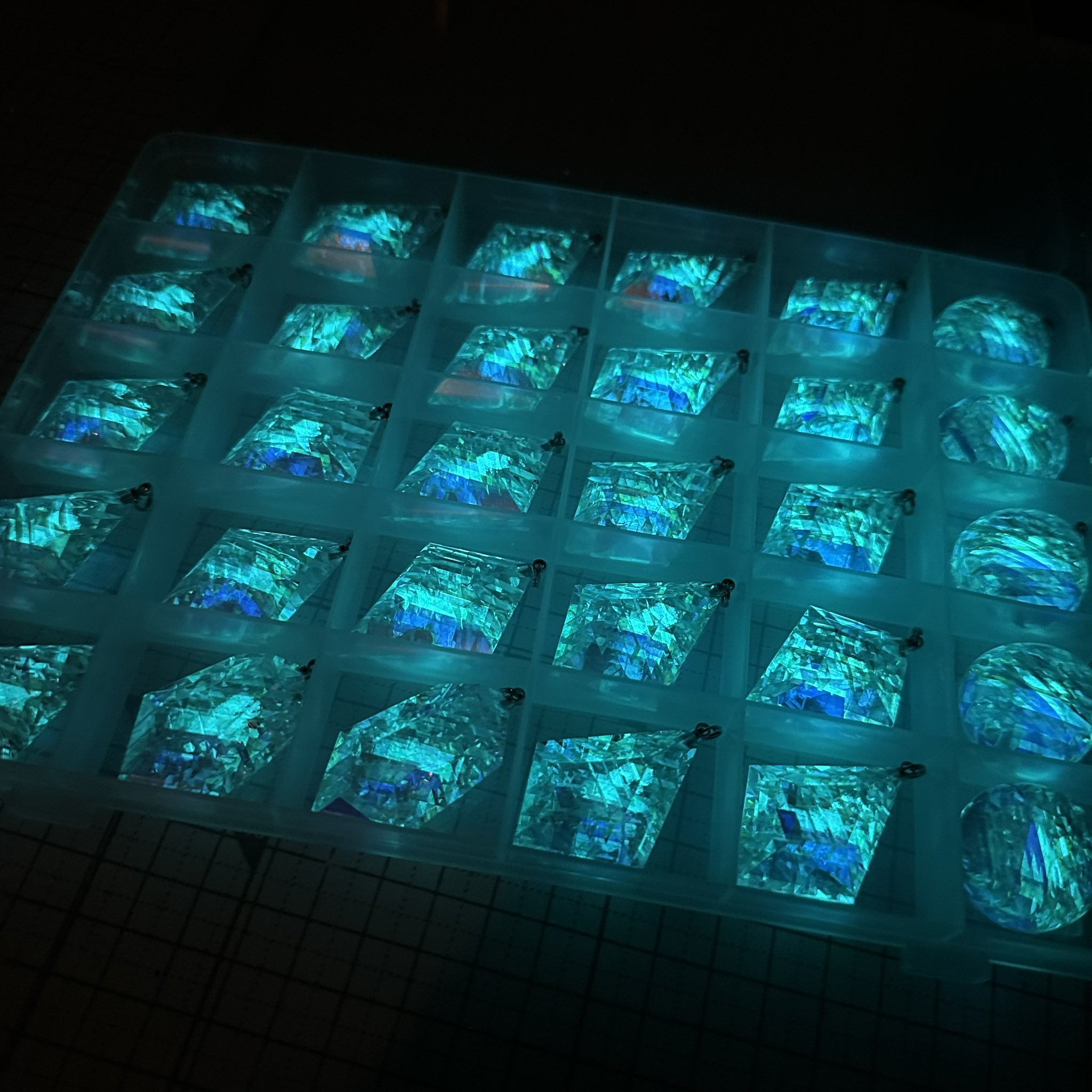 モナジー工房 「虹の結晶」積層ガラス研磨アクセサリー専門制作 モナジー工房 「虹の結晶」積層ガラス研磨アクセサリー専門制作