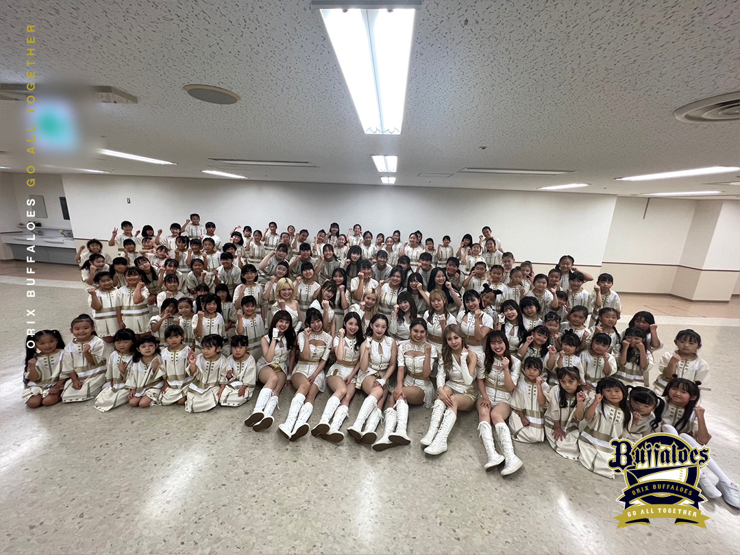 Orix_Buffaloes's tweet photo. BsGirlsDay〜10th Anniversary〜💎 
キッズチア有志による「ちびーずがーるず」のみんなとパチリ📷💫
BsGirls衣装がデザインされた特製Tシャツを着用して、こ���あとオープニングパフォーマンスに登場します！見てね🥰
#Bs2023 #プロ野球 #NPB #ORIX #BsGirls #BsGirls10th💎 https://t.co/5mdsLdZslr