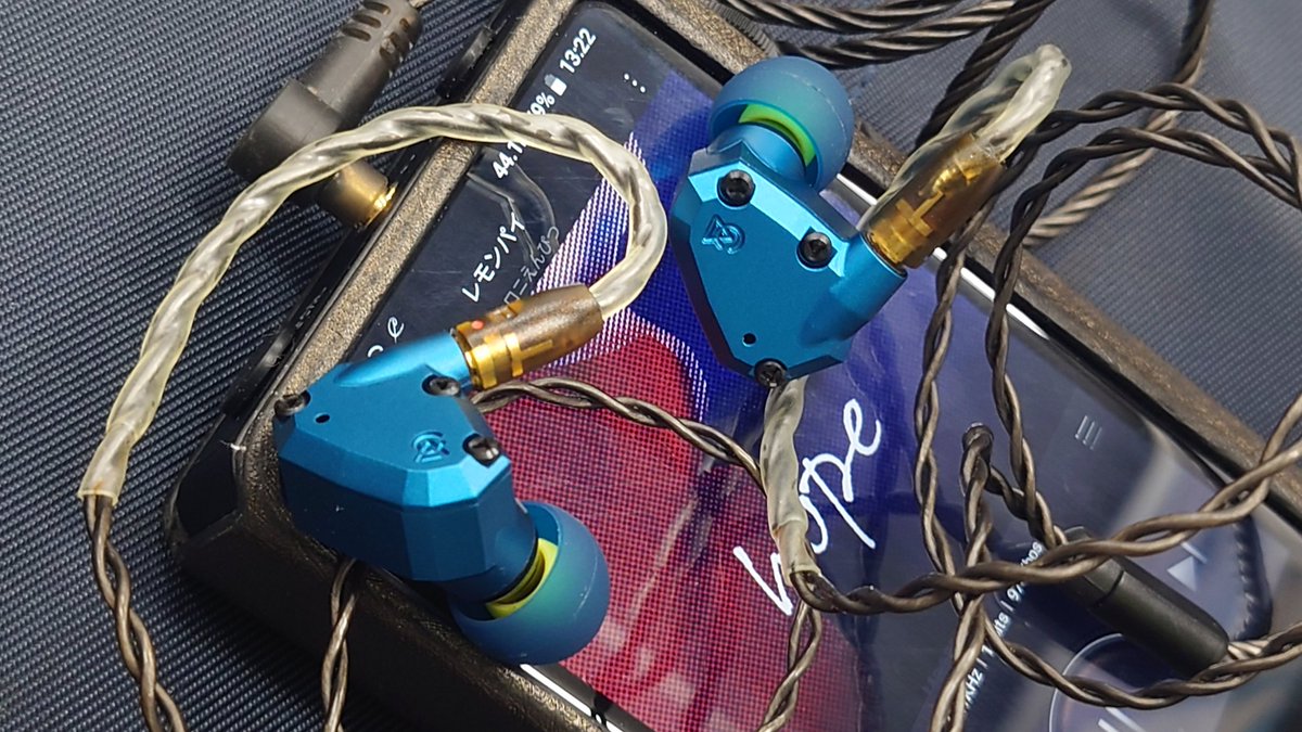 ryoutadb's tweet photo. 今日はCampfire audio Polaris2とSuper Smoky litz3.5です。なんとなく合わせた組み合わせだけど、意外と当たりでした😇今日も暑いので、イヤホンの色だけでも涼しくして休みを満喫します😇そして冷たいの食べたい😇
#campfireaudio 
#polaris2 
#aloaudio 
#今日のイヤホン https://t.co/7j64prjET1