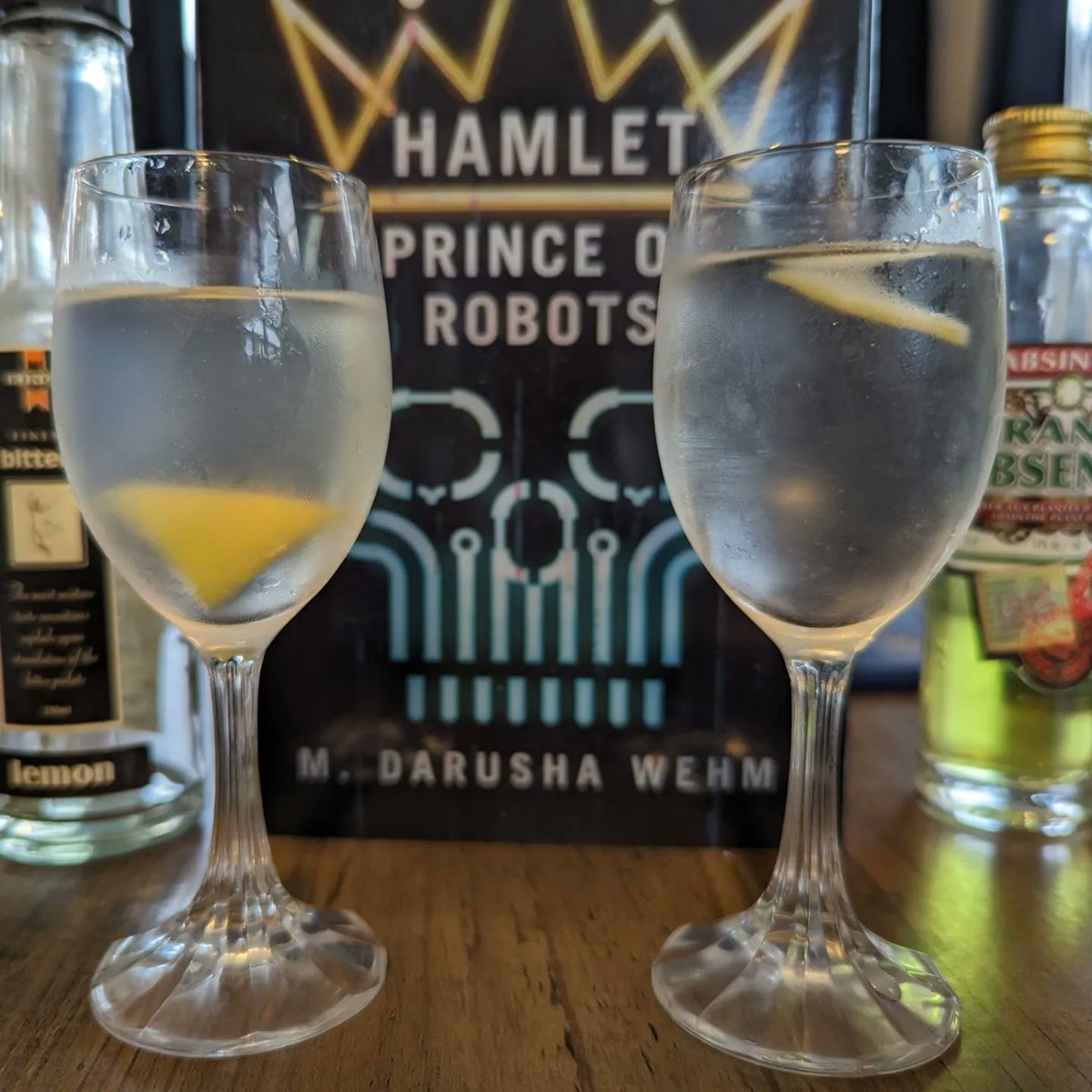 ElixirLibris's tweet photo. Where are your drinks now, robot clown?

I've been wanting to do a drink for @darusha's Hamlet: Prince of Robots ever since I read it. And I had to ask the question: "What did it mean to be — or not to be — alcoholic?". https://t.co/pvQqz2wNFz