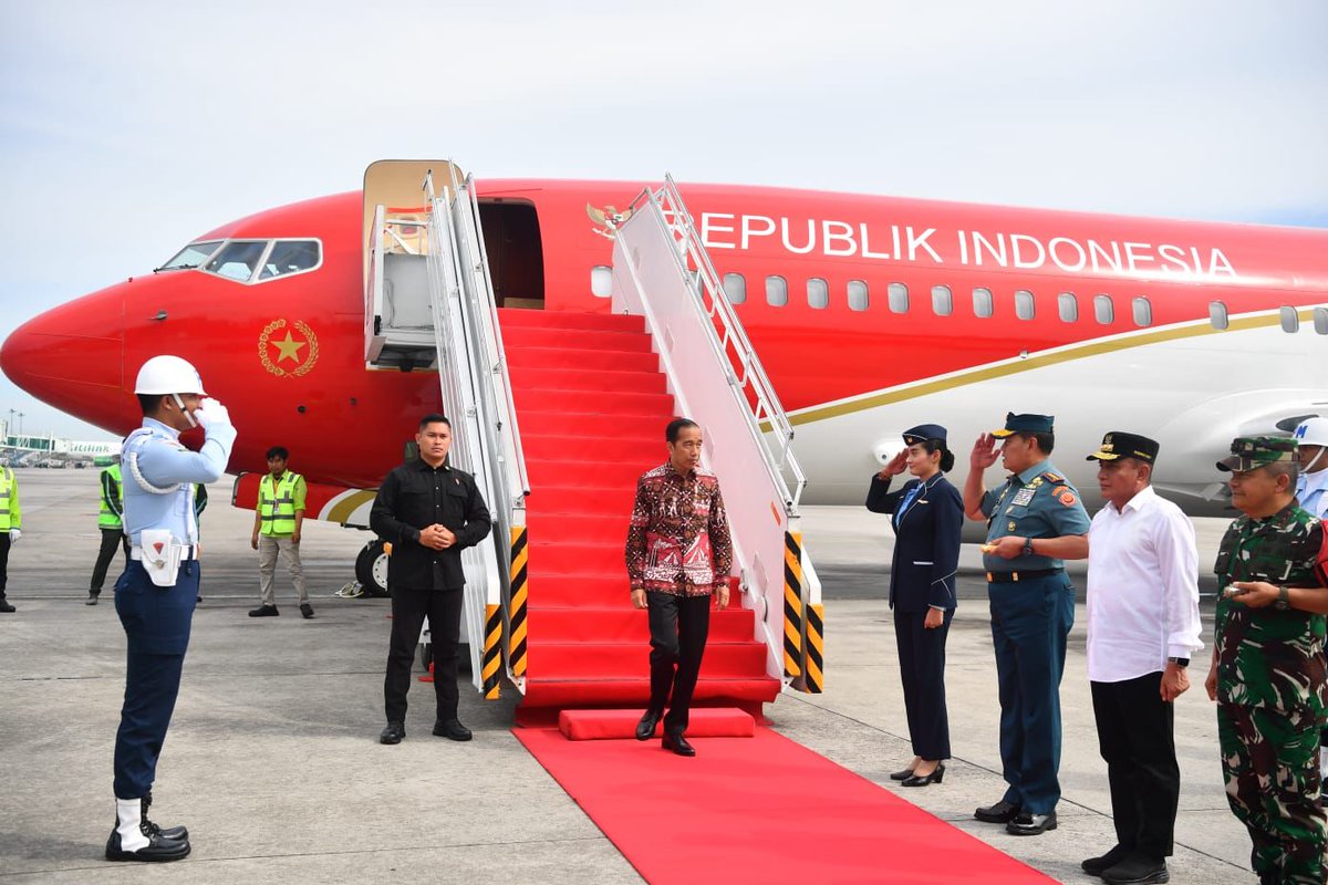 Tiba di Bandara Kualanamu, Kabupaten Deli Serdang, pagi ini untuk kunjungan kerja di Sumatra Utara. Saya hendak menghadiri beberapa acara antara lain Pembukaan Muktamar XXIII Ikatan Pelajar Muhammadiyah (IPM) di Deli Serdang dan Pengukuhan Pengurus DPP dan Pembukaan Rakernas…