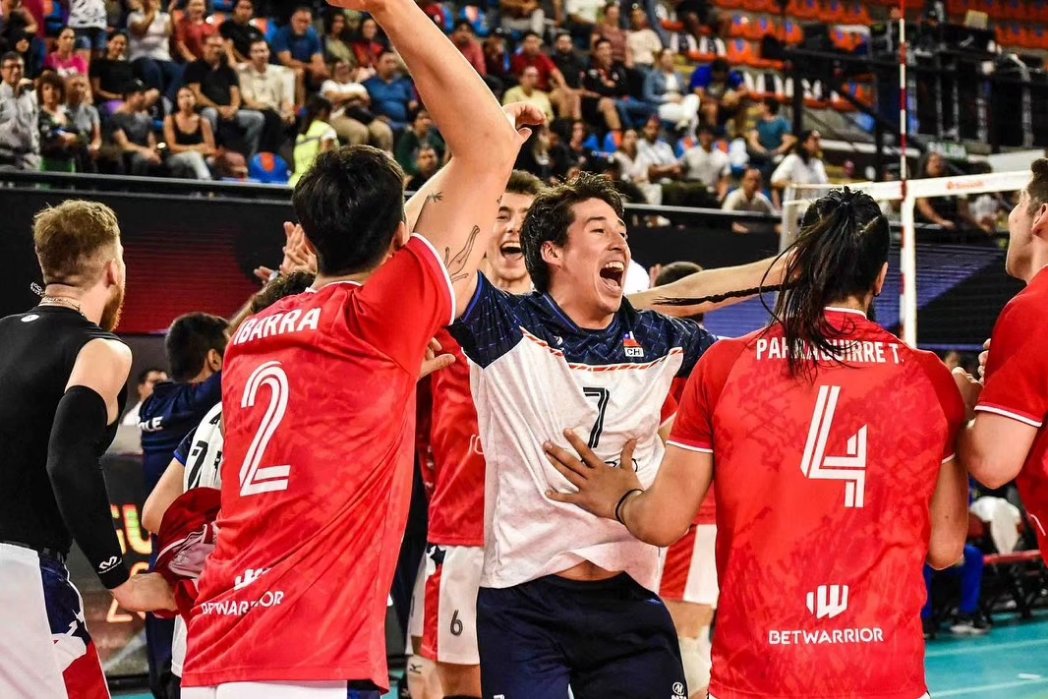 INDChileOficial's tweet photo. ¡Espectacular 🤩! 
📍Chile 🇨🇱 remontó un 2 a 1 en contra y terminó derrotando por 3 sets a 2 a Colombia 🇨🇴 y resultado con el que se instala en as semifinales de la Copa Panamericana de Vóleibol que se disputa en México 🇲🇽 . 
#ChileCompite 
📸 @Norceca_Info https://t.co/FA0bNUrFwO