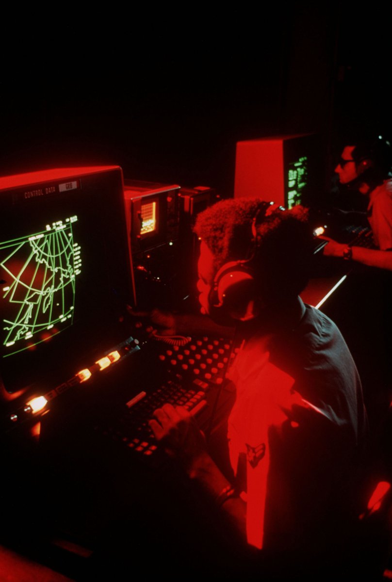 vodk_anon's tweet photo. Nothing goes as hard as cold war era radar displays and control rooms https://t.co/Hzi17fgBfy
