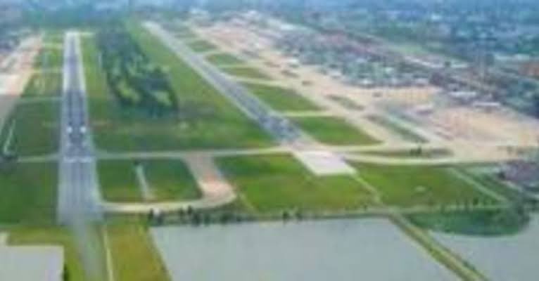 SitaDivari's tweet photo. “Clear to Land Runway 21L”

ขอแสดงความยินดีกับครั้งแรก 
ในรอบ 16ปี ที่อดีตนายกทักษิณ 
จะได้กลับเมืองไทยครับ 

ถึงแม้สภาพอากาศข้างหน้าจะขมุกขมัว 
แต่เมื่อบินมาถึง #PointOfNoReturn
นักบินย่อมไม่มีทางเลือกอื่น จำต้องรักษา
เส้นทางบิน และตารางเวลาที่กำหนดไว้ 

เส้นทางการเมือง และนิสัยส่วนตัว ทำให้ผมต้องแยกแยะ #จุดยืนทางการเมือง กับการให้ความเป็นธรรมกับอดีตนายกทักษิณ ออกจากกันโดยสิ้นเชิง 

ผมไม่เห็นด้วย 100% และคัดค้านแนวทางการเมืองของผู้บริหาร #เพื่อไทย มาโดยตลอด กับการ #จัดตั้งรัฐบาล2566 แบบ #ไม่เห็นหัวประชาชน อย่างที่ กำลังทำอยู่ ณ ขณะนี้ 

แต่เรื่อง #ทักษิณกลับบ้าน และการให้ความเป็นธรรมกับอดีตนายกฯ ที่เคยทำคุณประโยชน์ให้กับบ้านเมือง เป็นเรื่องที่ผมสนับสนุน และแสดงจุดยืนอย่างชัดเจนมาโดยตลอดเช่นกัน 

โพสต์นี้ว่ากันในเรื่อง การแสดงความยินดี 
กับอดีตผู้บังคับบัญชา ด้วยความจริงใจ 

เรื่องอื่นค่อยว่ากันในโพสต์หน้าครับ