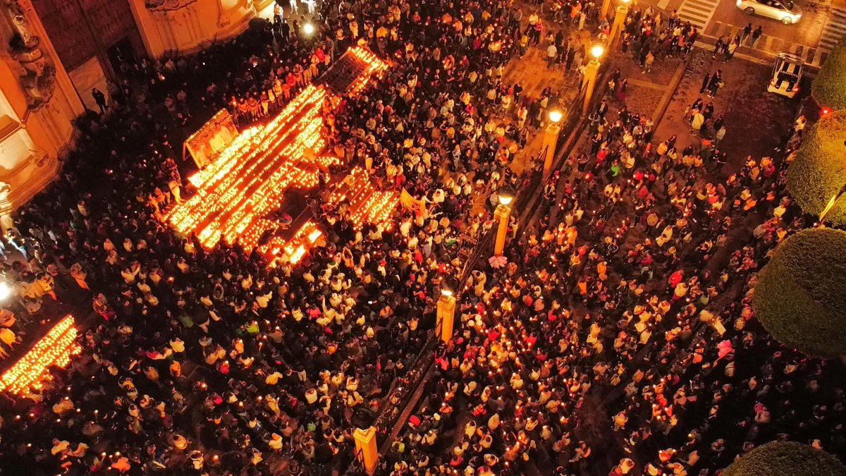 raulgtzoficial's tweet photo. Una velada triste, desolada y por demás desgarradora, iluminada por cientos de velas y veladoras que los habitantes de Lagos de Moreno llevaron a las puertas de la Parroquia principal de la comunidad, no hay palabras para consolar a los padres y los familiares que han perdido a estos 5 jóvenes! 🖤