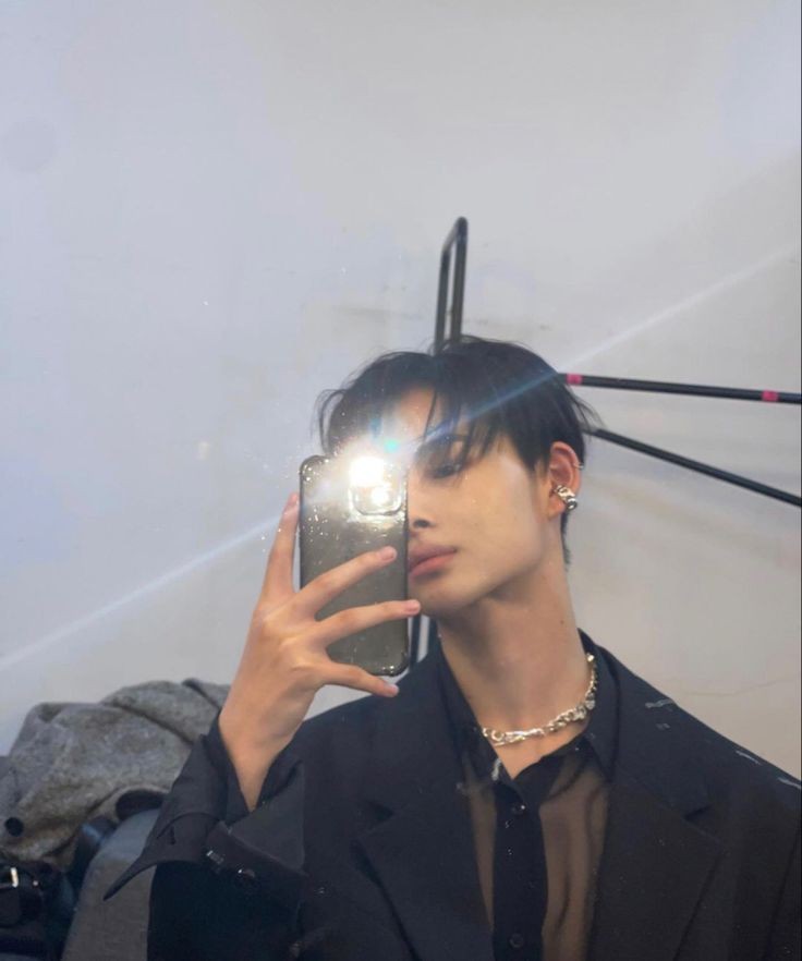 Just like a moon : I love you in silence from a distant.

A #sunki au wherein..

Val(Nk), a transferee boy, befriends Aki(Sn), a social butterfly who transforms his life. He views Aki as a brother, as he always does for Val, even if it doesn't align with his desires.
