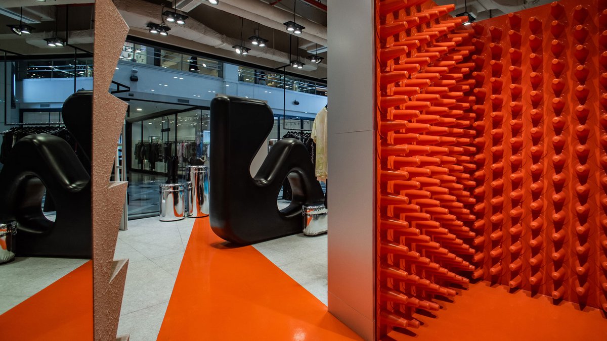 IndiaArtnDesign's tweet photo. Material experimentation, saturated colours, coloured mirrors, curved surfaces, rough and glossy textures, fiberglass sculpture… coexist in the Delaoista store in Buenos Aires. Design by @vang_estudios.  https://t.co/5mnigVPtKT https://t.co/FsOuobkPXX
