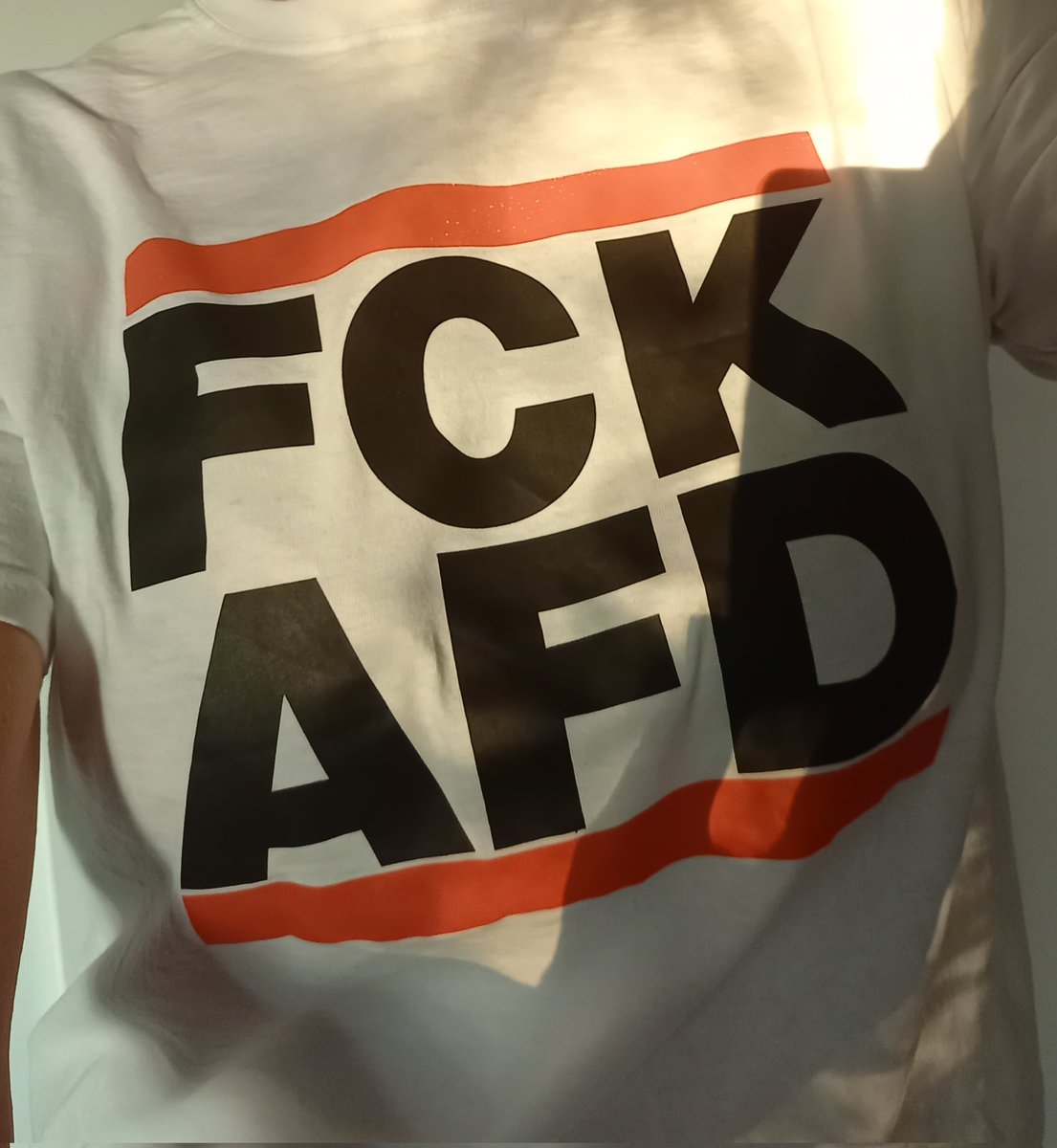 schondudel's tweet photo. Ich führe heute mein neues T-Shirt aus.
Zum Landesparteitag der #fckafd in #Celle.
Gute Idee, oder?
#CE1908 https://t.co/6GghHHZive