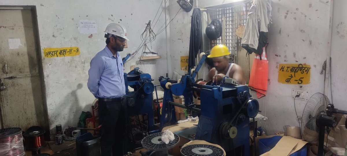 AeGoyal's tweet photo. Repairing work is going on at Jhansi workshop to resolve transformer damage and provide better services to valuable consumers @MDDVVNL @DvvnlDirectorT @DvvnlWorkshop @Rakeshsbly @Deepak_jews @dvvnljhansi https://t.co/iyDejLP7TE